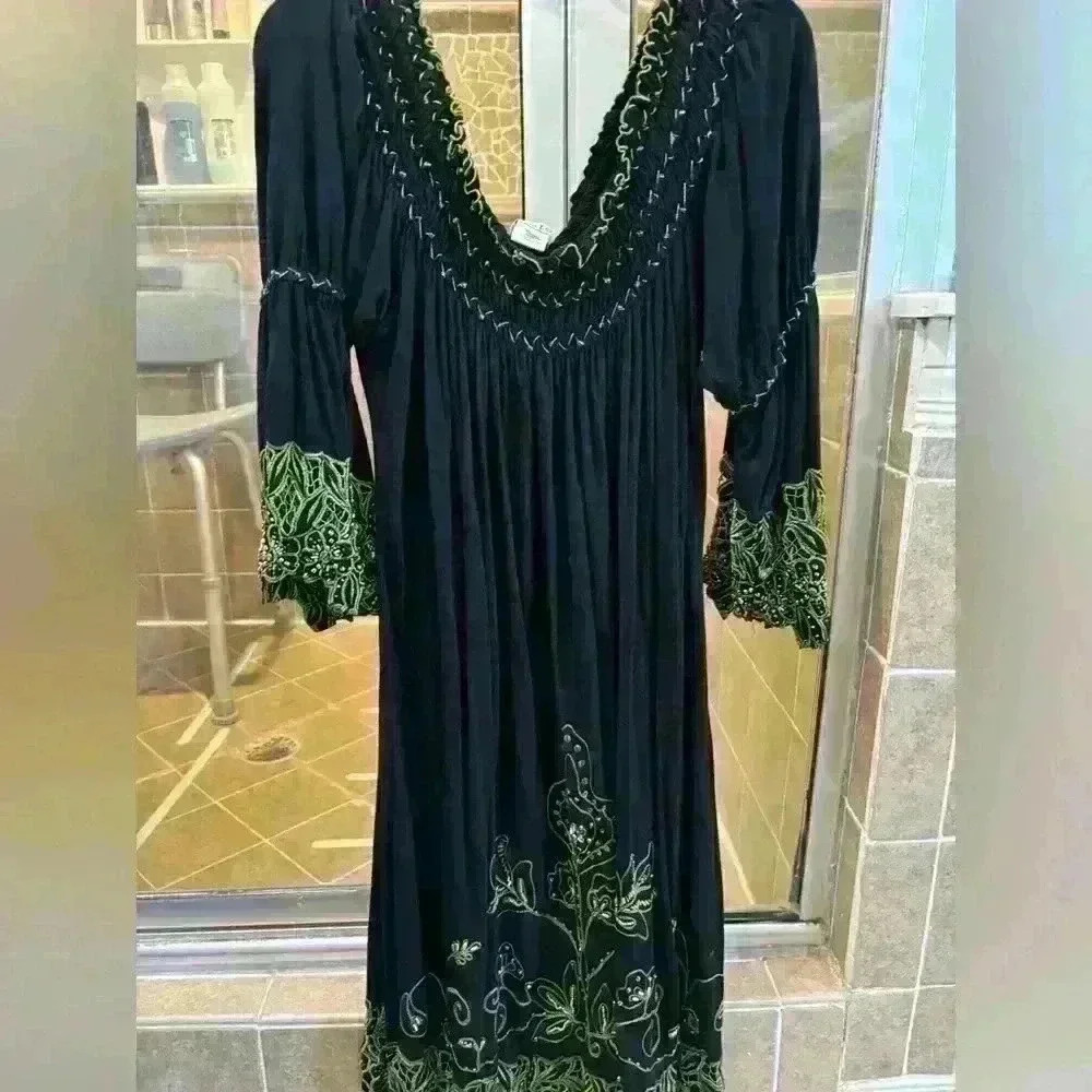 Beautiful rayon Krista Lee tunic top. Green and black size Large.